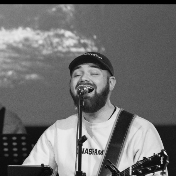 Emanuel Vega performing live